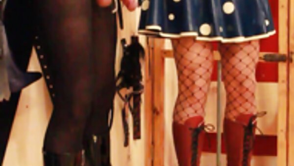 Вжештената нимфона Леа Герлин ужива во јавањето тврд кур и го покажува својот кремаст тват