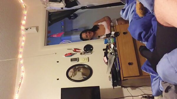 Глупавата харлоу седи на подот со нејзиното тело заклучено во секс видео за БДСМ