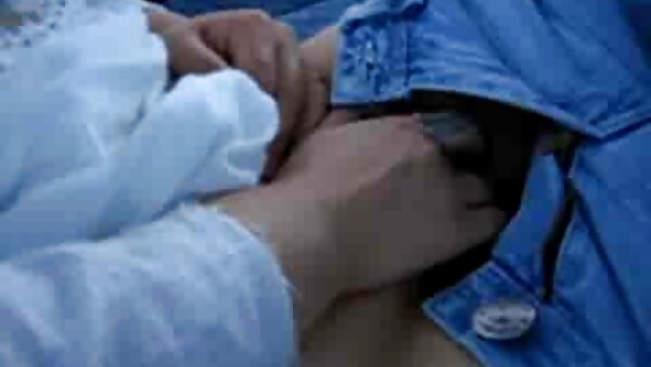 Лубрициозното бебе во секси бикини Лана Роадс добива дупчиња од анусот