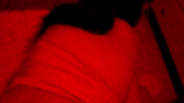 Примамливата во секси долна облека и чорапи Кармен Калиент е заебена од напалениот љубовник