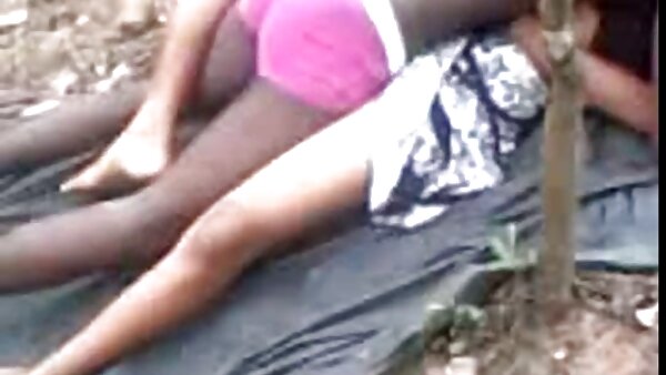 Разгалената црвенокоса тинејџерка ја трие мократа пичка во аматерско видео за мастурбација