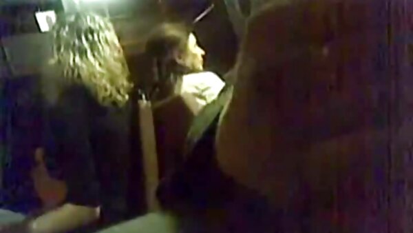 Нина Нокс, гладната за секс, е заебена во црвеното ретро кабриолет