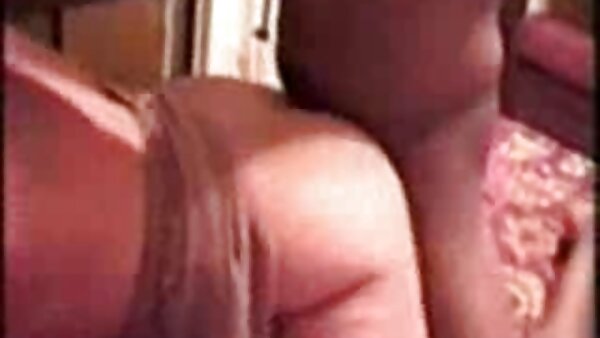 Бебето од фетишот за мочање Саша Спароу мастурбира со полн мочен меур